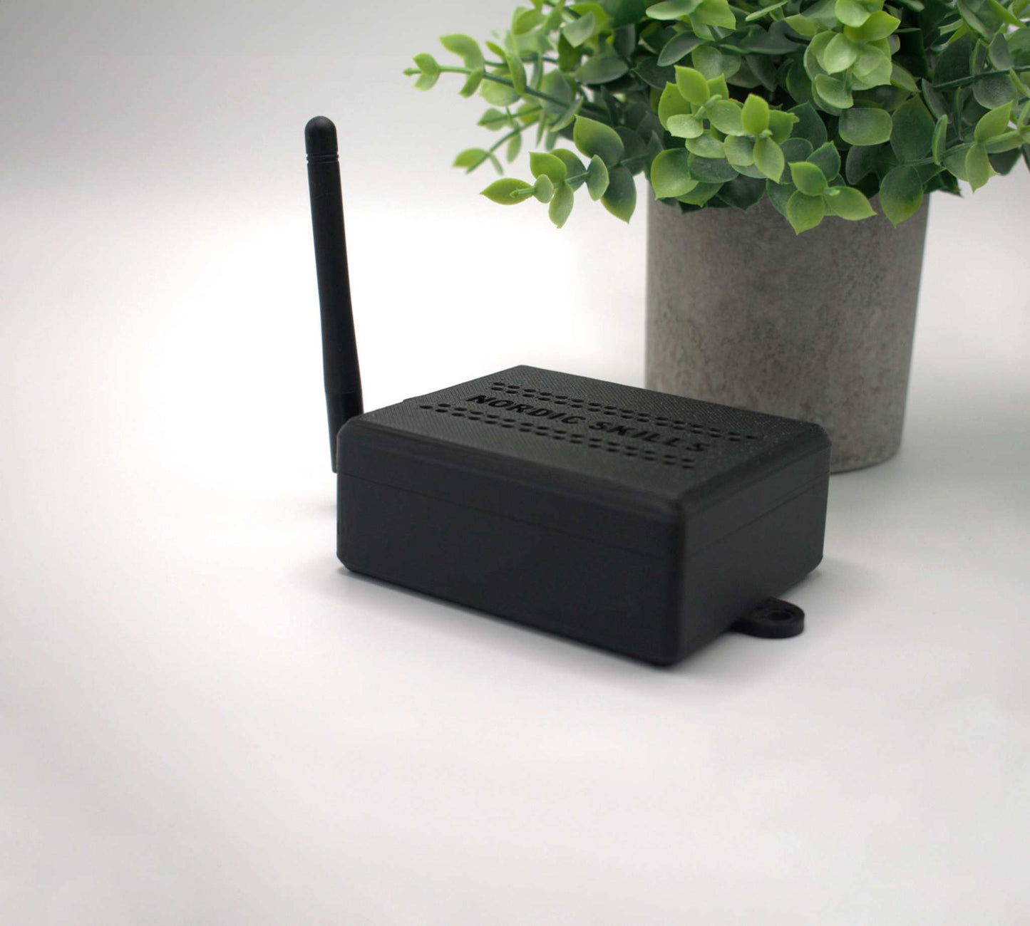 OpenDTU für Hoymiles HM 300 - 1500 Wechselrichter mit Gehäuse.